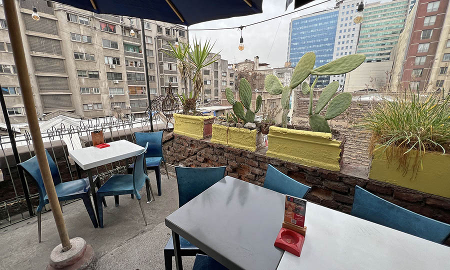 La terraza de La Chimenea en el 4º piso
