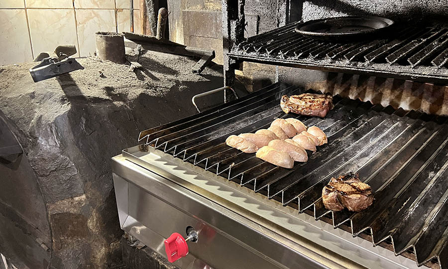 La parrilla y horno de barro de La Chimenea - La Chimenea
