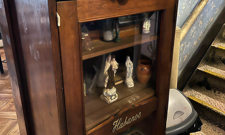Detalles del bar restaurante La Chimenea en el centro de Santiago - La Chimenea