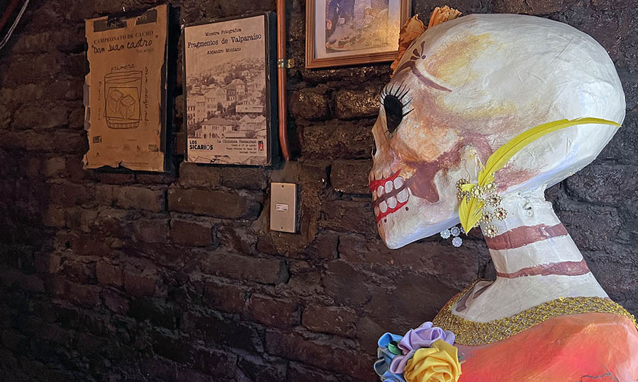 Detalles del bar restaurante La Chimenea en el centro de Santiago