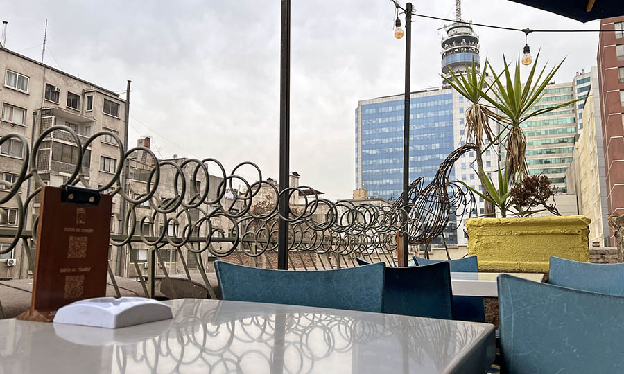 Detalles del bar restaurante La Chimenea en el centro de Santiago