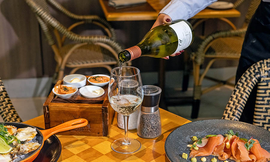 Servicio de vinos en Caf� Med - Caf� Med Marriott
