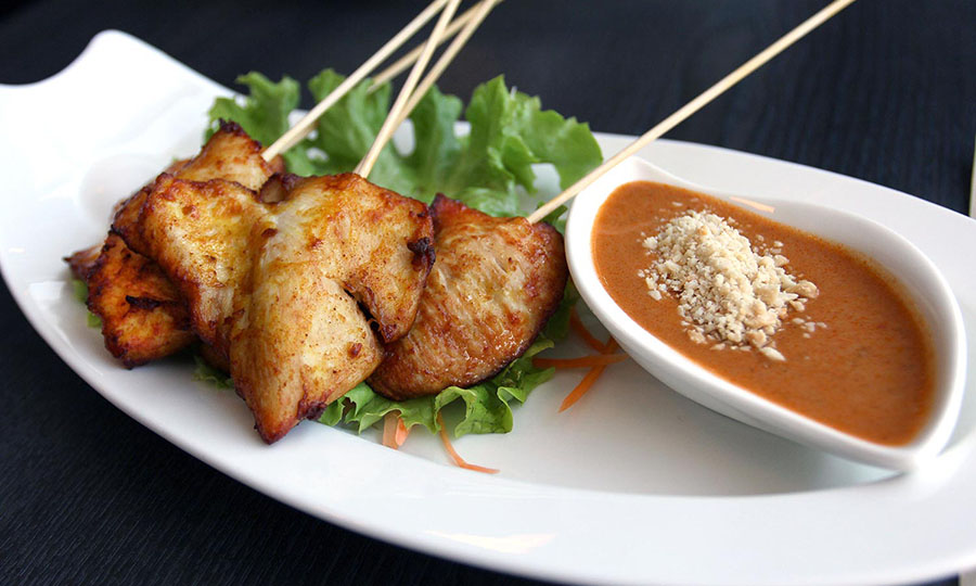 Satay de pollo