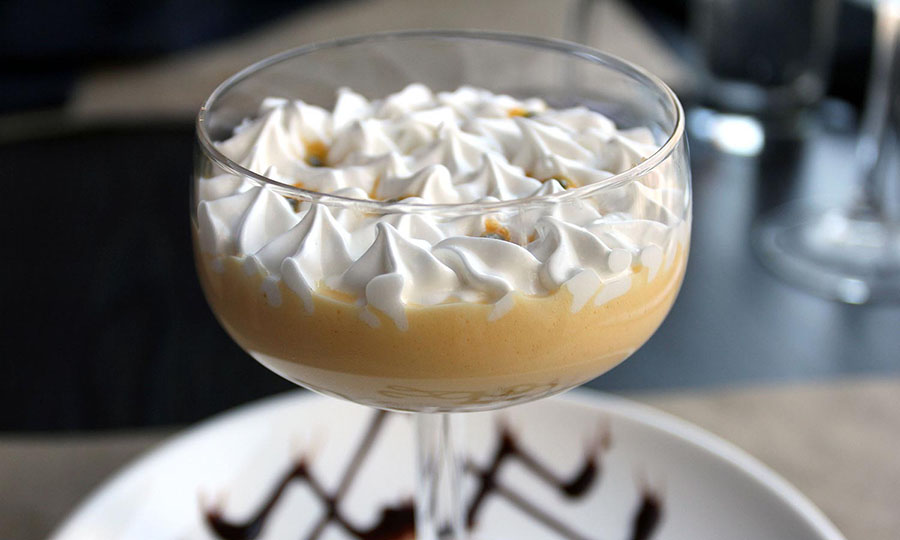 Postre tipo suspiro tropical