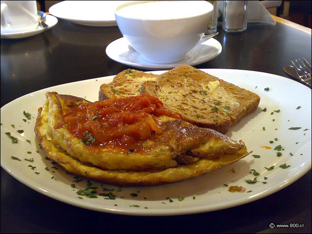 Omelette de championes, tomate y tocino con tostadas - Caf Melba El Bosque