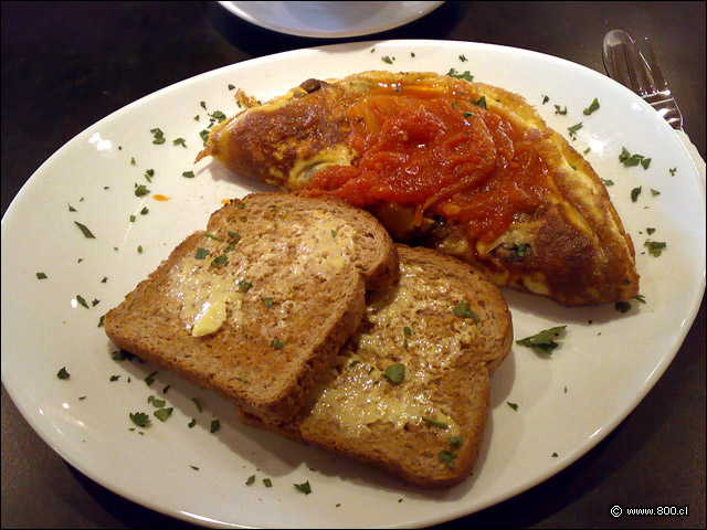 Omelette de championes, tomate y tocino con tostadas - Caf Melba El Bosque