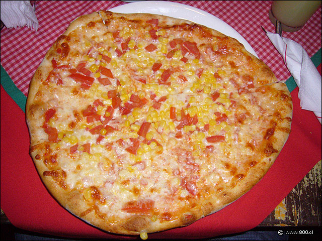 Pizza de maz con tomate picado