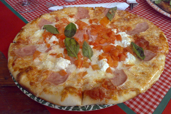 Pizza a la piedra de jamn, ricota, tomate y albahaca