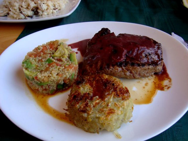 Lomo a la plancha con salsa de championes con vino tinto. Papa rosti y  ensalda de quinoa con palta y tomate - La Cava de Pablo (Isla Negra)