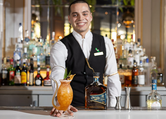 Dami�n Sologuren, bartender del Bar Origen del Mandarin Oriental y su c�ctel Pineapple Skies