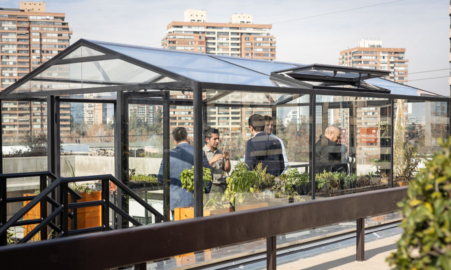 Hotel Mandarin Oriental, Santiago y Enel X presentan el primer huerto sustentable en altura.