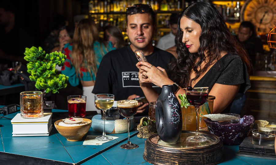 Bar Enigma se luci con su elaborada y renovada carta 2025 de coctelera de autor